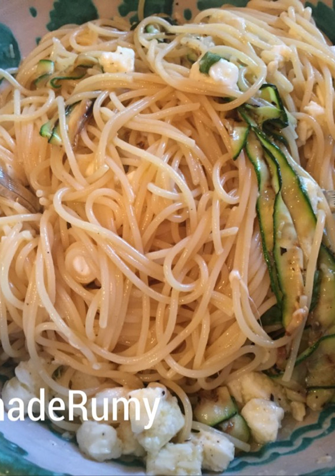 Una foto de Espaguetti con calabacín y mozarella