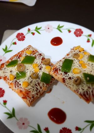 મીની પિઝા(Mini pizza recipe in Gujarati) રેસીપી મુખ્ય ફોટો