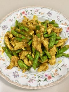 รูปของ “ผัดพริกแกงใต้อกไก่ใส่ถั่ว”