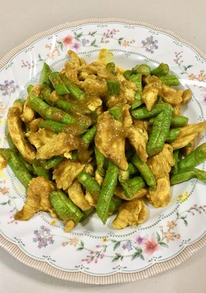 รูปของ “ผัดพริกแกงใต้อกไก่ใส่ถั่ว”