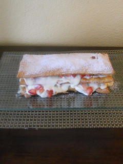 Una foto de Milhojas de crema, fresas y nata