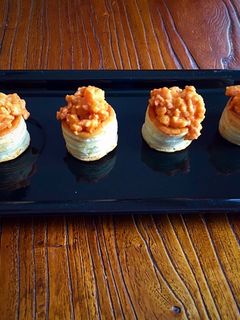 Una foto de Mini volovanes de salmón y gambones con salsa americana
