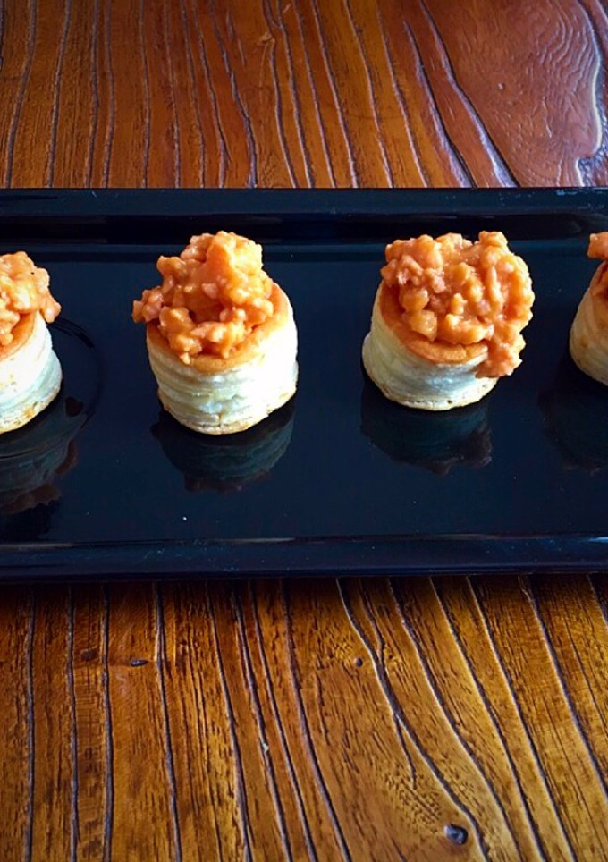 Una foto de Mini volovanes de salmón y gambones con salsa americana