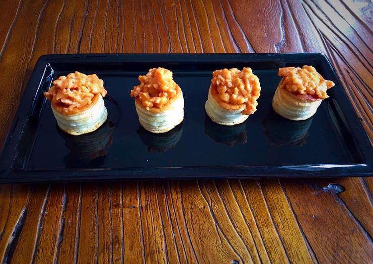 Mini volovanes de salmón y gambones con salsa americana