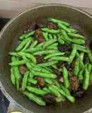 Đậu cove xào nấm đông cô thịt bằm