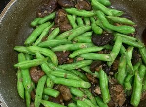 Hình của món Đậu cove xào nấm đông cô thịt bằm.