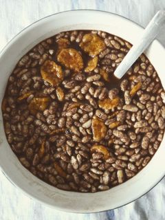 Una foto de Bebida casera de soja con cacao y cereales sin azúcar