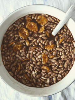 Una foto de Bebida casera de soja con cacao y cereales sin azúcar