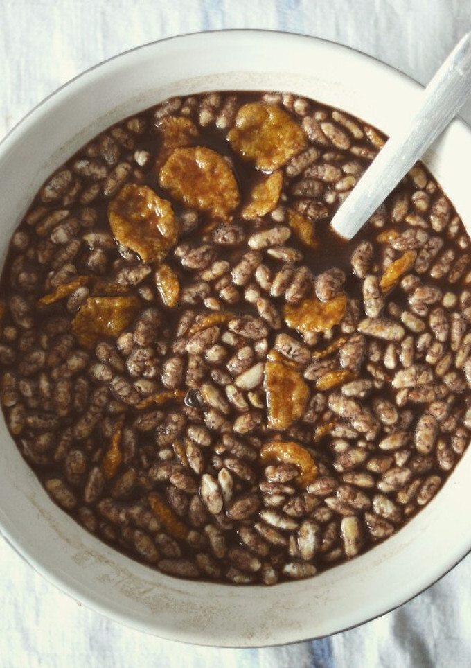 Una foto de Bebida casera de soja con cacao y cereales sin azúcar
