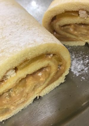 Una foto de Pionono con durazno y merengue🍑