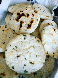 Una foto de Arepas de maíz con parmesano 🧀🧀🧀