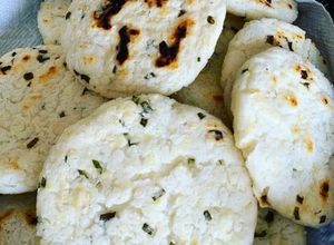 Una foto de Arepas de maíz con parmesano 🧀🧀🧀