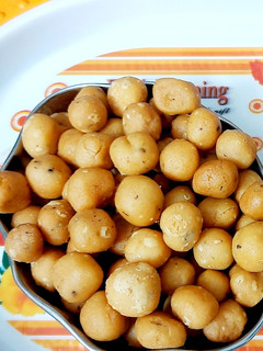 உப்பு சீடை (Uppu seedai recipe in tamil) செய்முறை முக்கிய புகைப்படம்