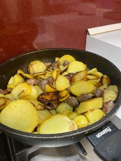 Фото Куриные сердечки с картошкой в сковороде.
