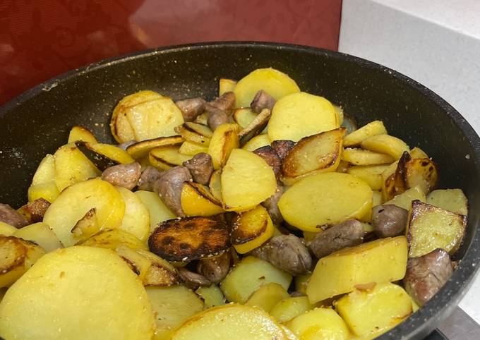 Как потушить картофель с куриными сердечками