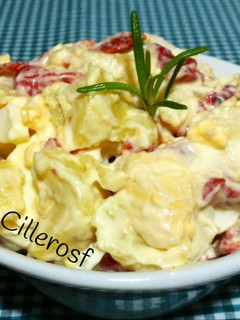 Una foto de Ensalada sencilla y fresca de patatas y huevo cocido