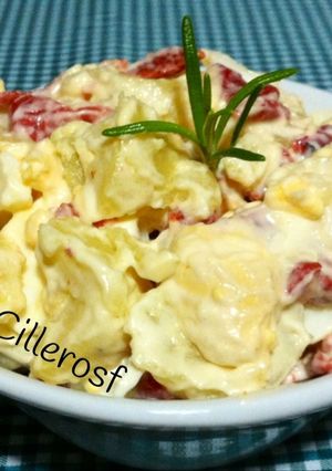 Una foto de Ensalada sencilla y fresca de patatas y huevo cocido