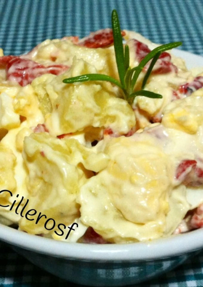 Una foto de Ensalada sencilla y fresca de patatas y huevo cocido