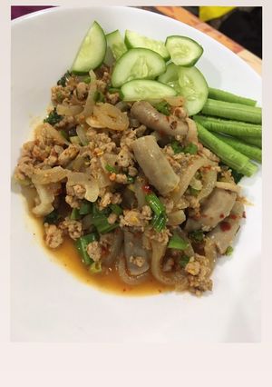 รูปของ ลาบหมูใส่หนังหมูและไส้อ่อน