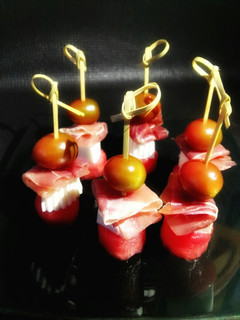 Una foto de Brochetas de sandía, jamón, queso y cherrys