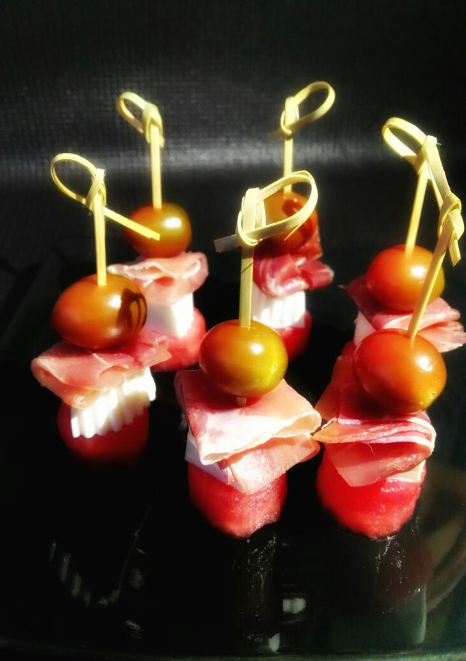 Una foto de Brochetas de sandía, jamón, queso y cherrys