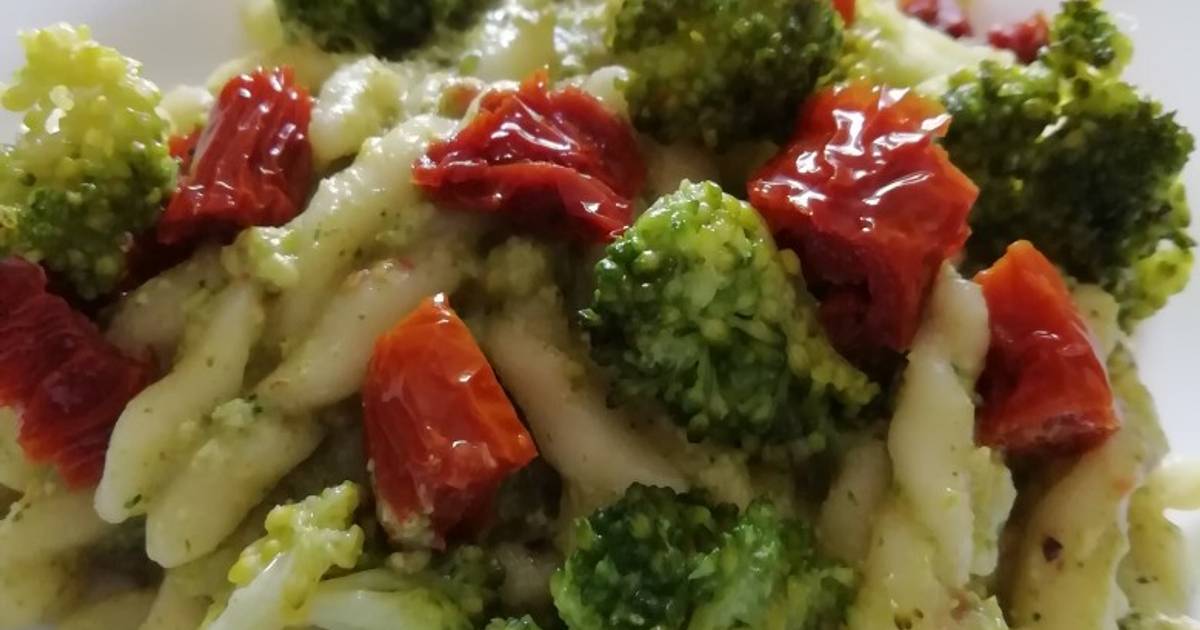 Ricetta Strozzapreti con broccoli,pesto di pistacchi e pomodorini