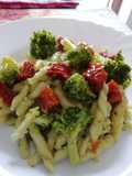 Strozzapreti con broccoli,pesto di pistacchi e pomodorini secchi