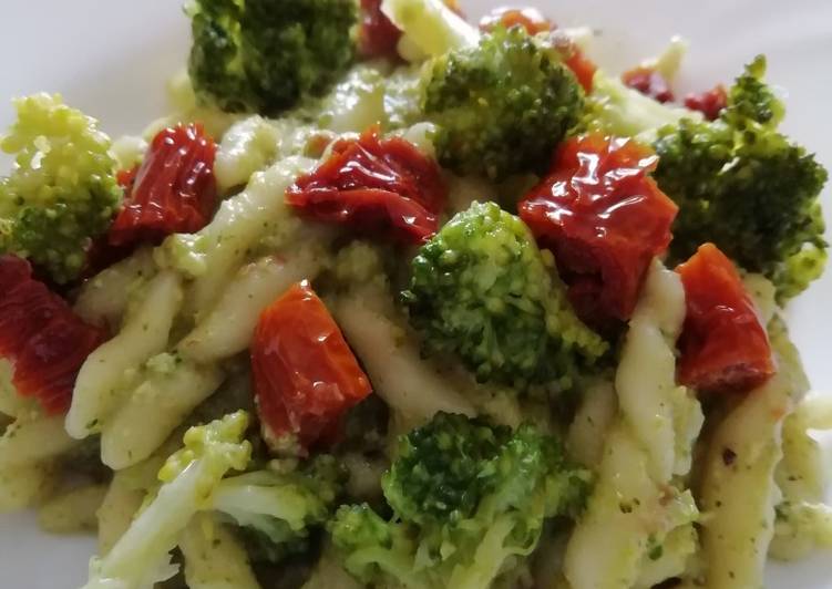 Steps to Make Homemade Strozzapreti con broccoli,pesto di pistacchi e pomodorini secchi