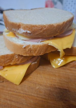 O poză a rețetei Sandwichul copilariei varianta cu multă brânză🍞🧀.