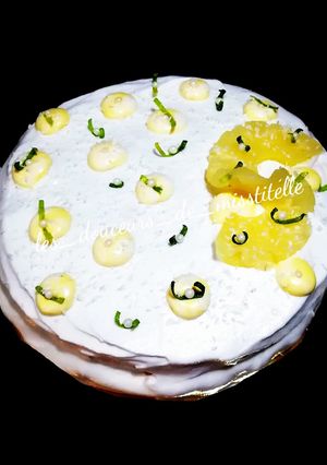 Une photo de Gâteau coco et citron vert et garniture ananas et banane