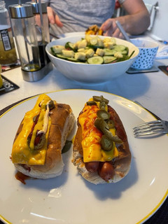 Una foto de Perros y hamburguesas