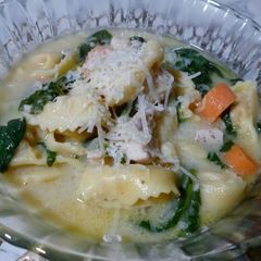 A picture of Creamy Chicken Tortelloni Soup.