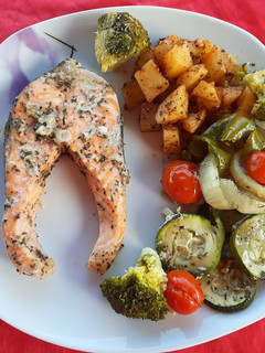 Una foto de Salmón con verduras