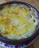 Pastel de papas con relleno de prietas nogadas y queso de cabra