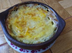Una foto de Pastel de papas con relleno de prietas nogadas y queso de cabra