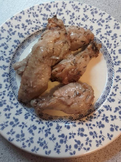 Una foto de Alitas de pollo a la mediterránea