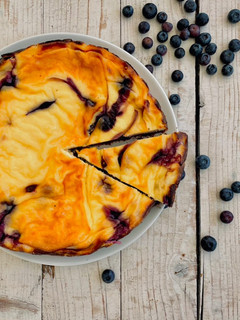 Una foto de Tarta de yogur griego con arándanos