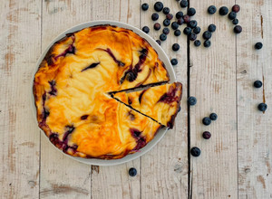 Foto principal de Tarta de yogur griego con arándanos