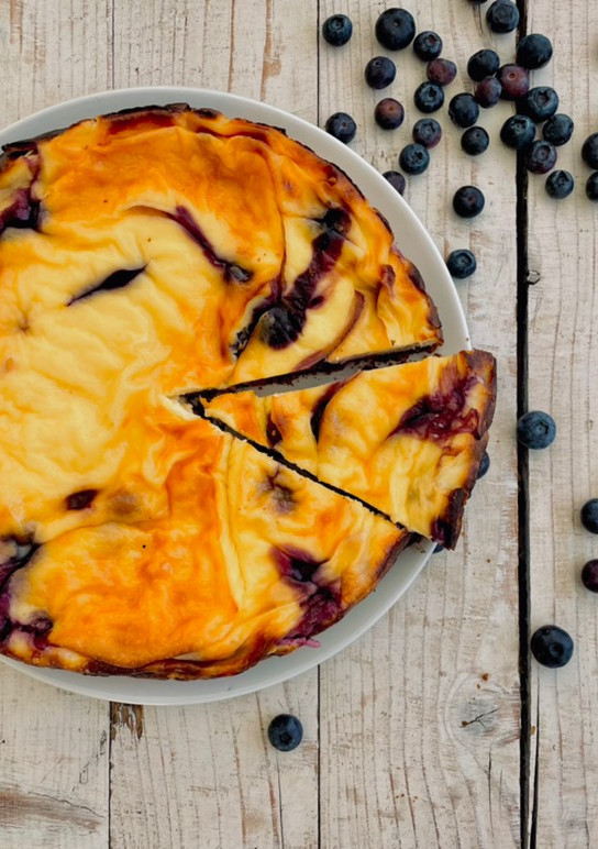 Una foto de Tarta de yogur griego con arándanos