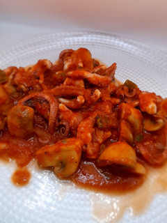 Una foto de Pulpitos con salsa de tomate