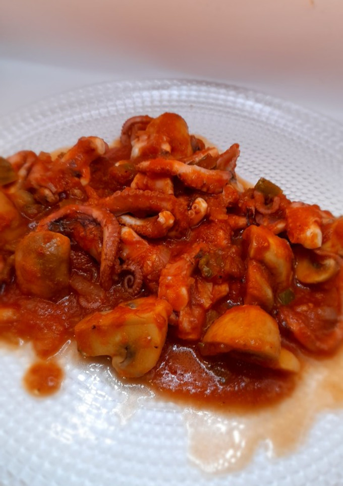 Una foto de Pulpitos con salsa de tomate