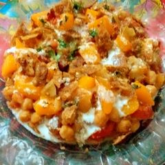 A picture of Dahi chana chat.