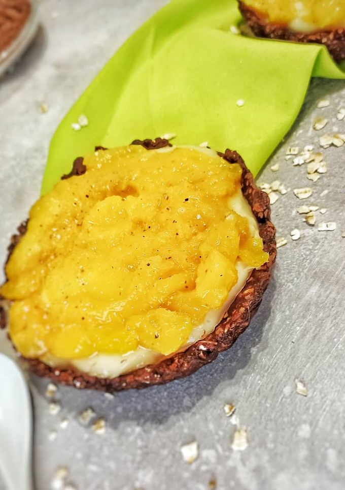 Una foto de Tarta chocoavena con mango y jengibre