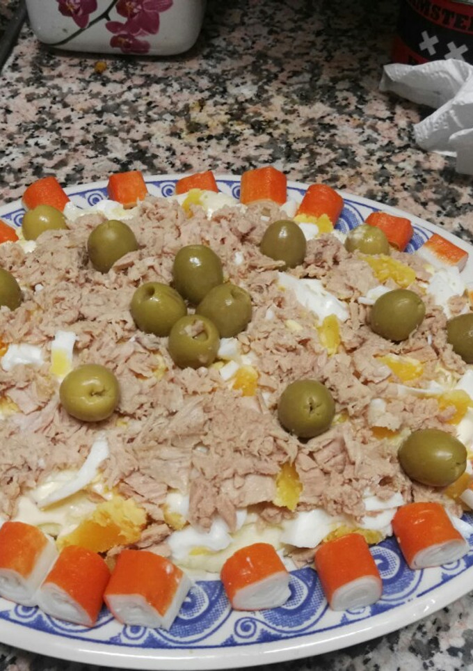 Una foto de Puré de patatas con atún, huevo y olivas