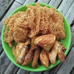 รูปของ Ayam goreng kremes 🍗🍗