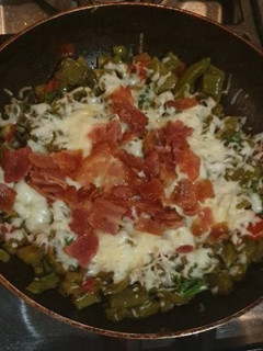 Una foto de Nopales con tocino keto