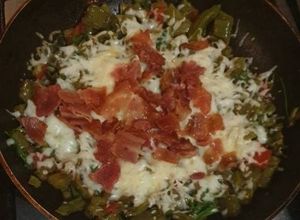 Una foto de Nopales con tocino keto