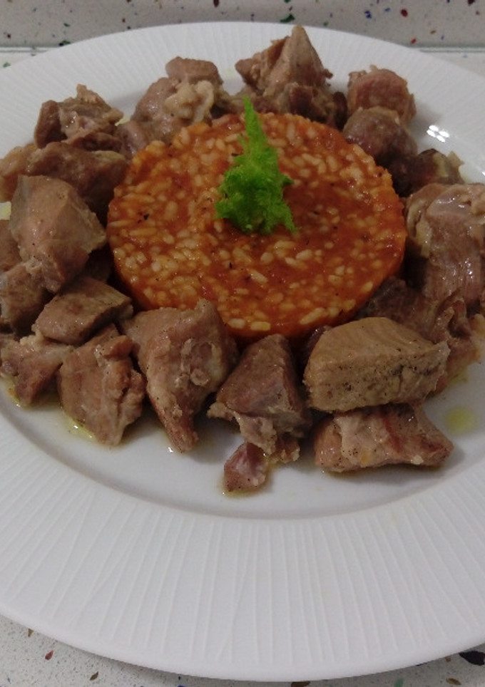 Una foto de Estofado de cerdo y arroz salteado con tomates asados