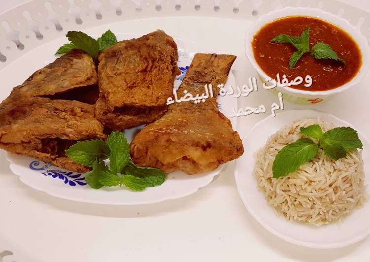 سمك بصلصة او صوص الطماطم
