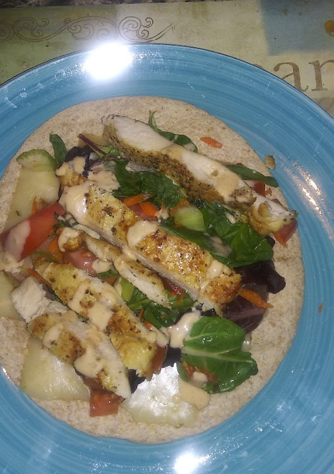 Una foto de Wrap integral de pollo abierta